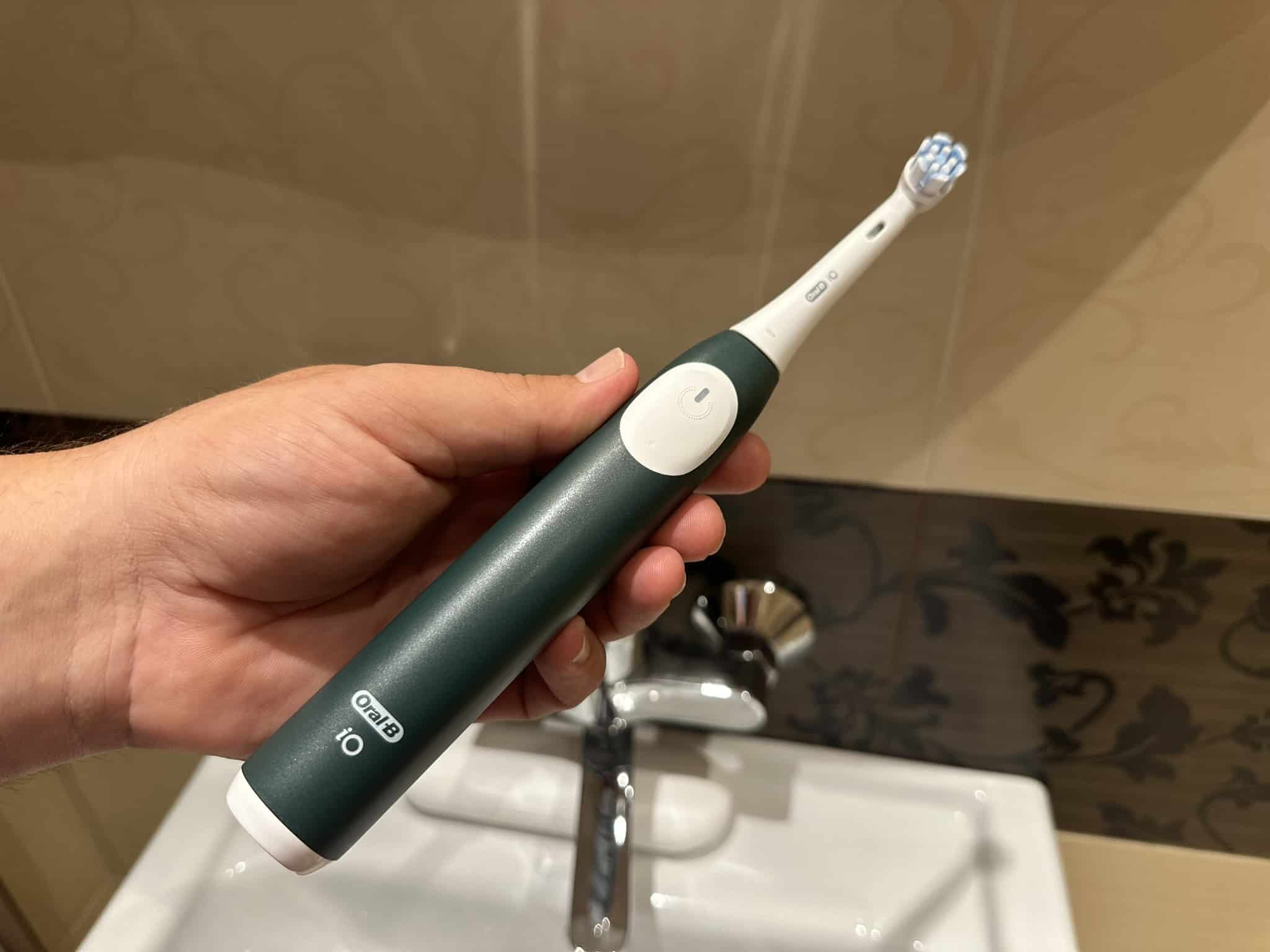 Oral-B iO2 и Vitality PRO Kids: Смарт четките, които направиха миенето на зъби по-умно, по-тихо и далеч по-забавно