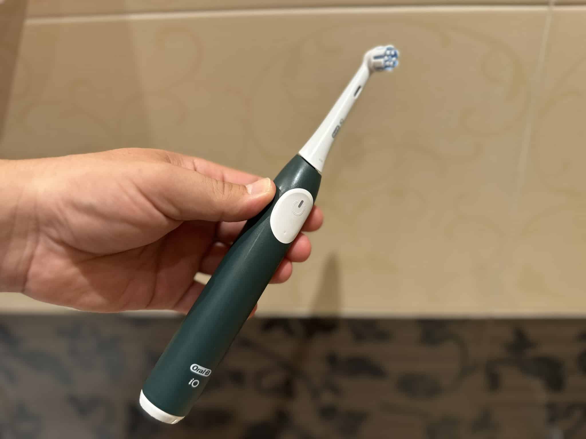 Oral-B iO2 и Vitality PRO Kids: Смарт четките, които направиха миенето на зъби по-умно, по-тихо и далеч по-забавно