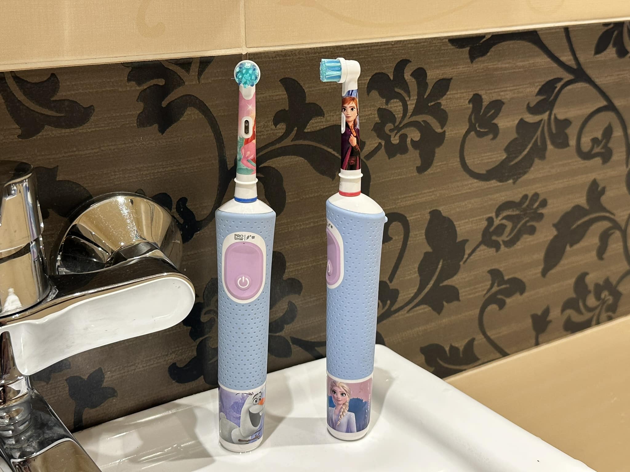 Oral-B iO2 и Vitality PRO Kids: Смарт четките, които направиха миенето на зъби по-умно, по-тихо и далеч по-забавно