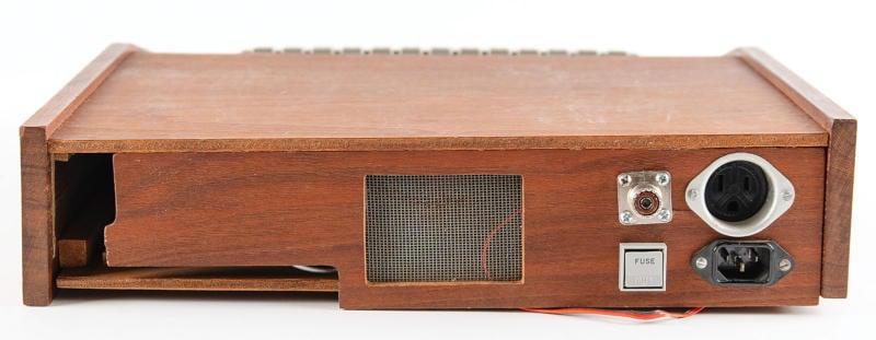 Един от деветте компютъра Apple-1 в оригинален дървен корпус се продава на търг