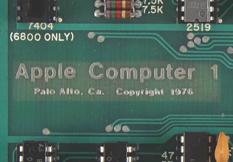 Един от деветте компютъра Apple-1 в оригинален дървен корпус се продава на търг