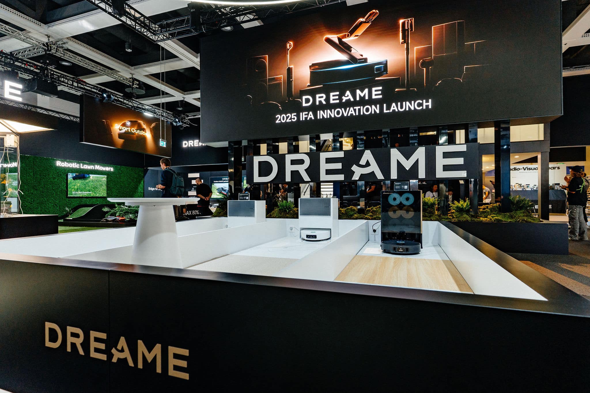IFA 2025: Dreame пренаписа бъдещето на умния дом с роботи, които катерят стълби и мислят като хора