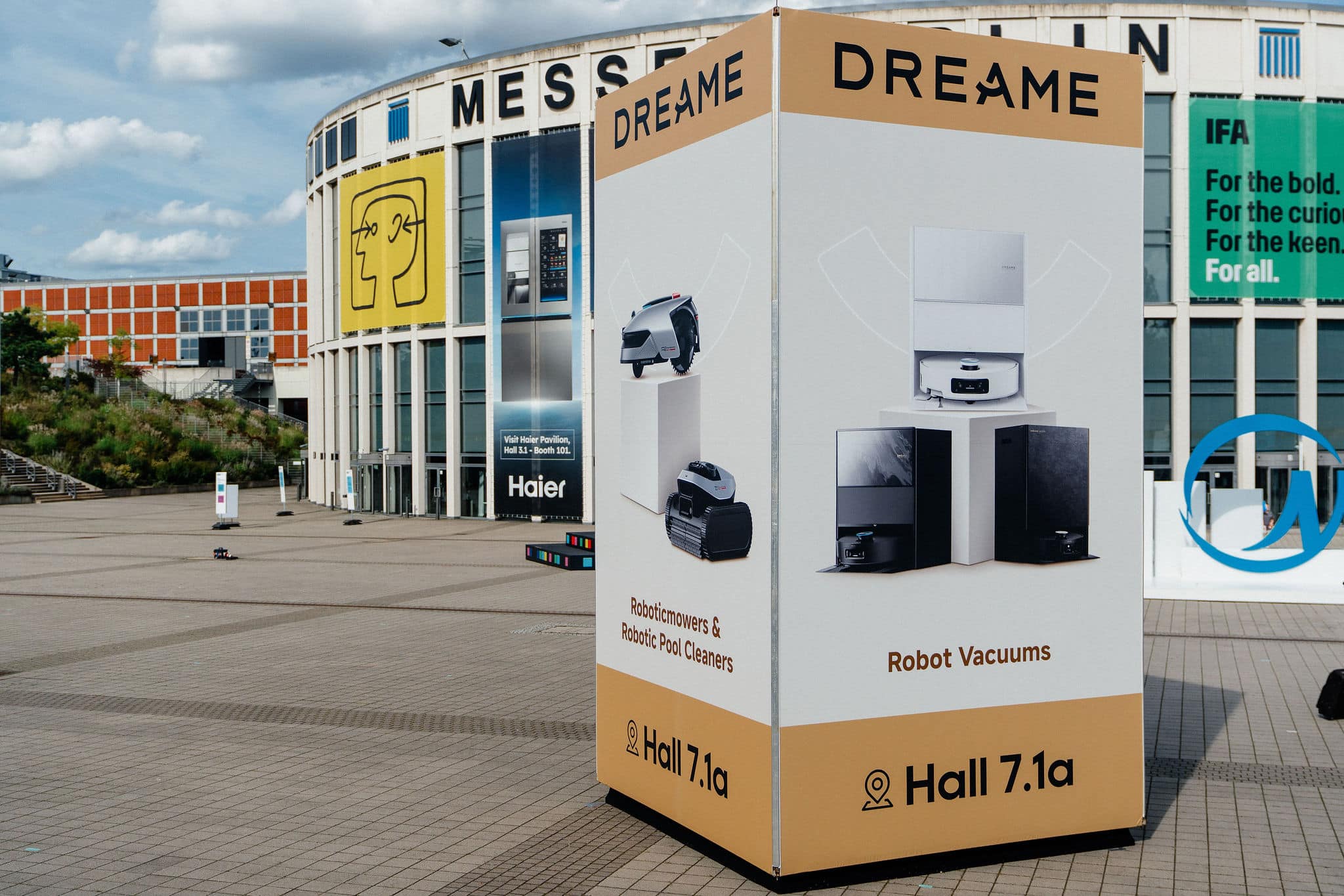 IFA 2025: Dreame пренаписа бъдещето на умния дом с роботи, които катерят стълби и мислят като хора