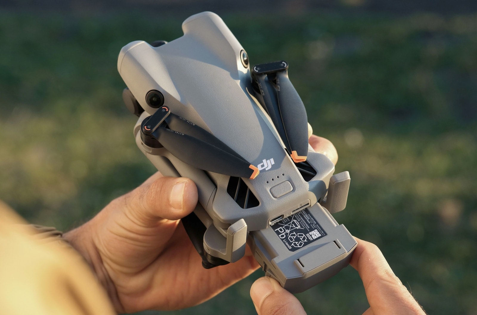 DJI представи компактния дрон Mini 5 Pro с 1-инчов сензор и подобрена автономност