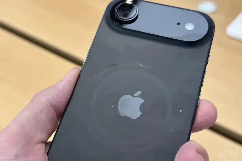 Apple е оправдана за „драскотините“ по iPhone 17 Pro: това са следи от MagSafe, а не дефект