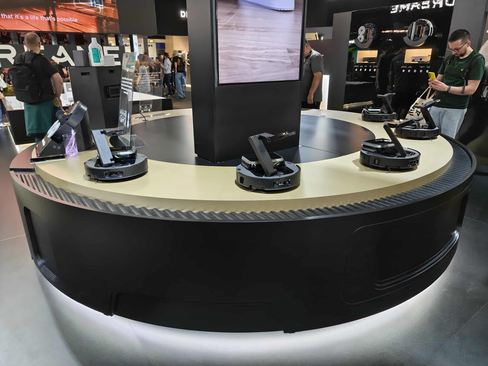 IFA 2025: Dreame пренаписа бъдещето на умния дом с роботи, които катерят стълби и мислят като хора