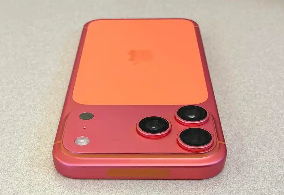 Притежател на iPhone 17 Pro Max се оплака, че оранжевият му смартфон спонтанно е променил цвета си на розов