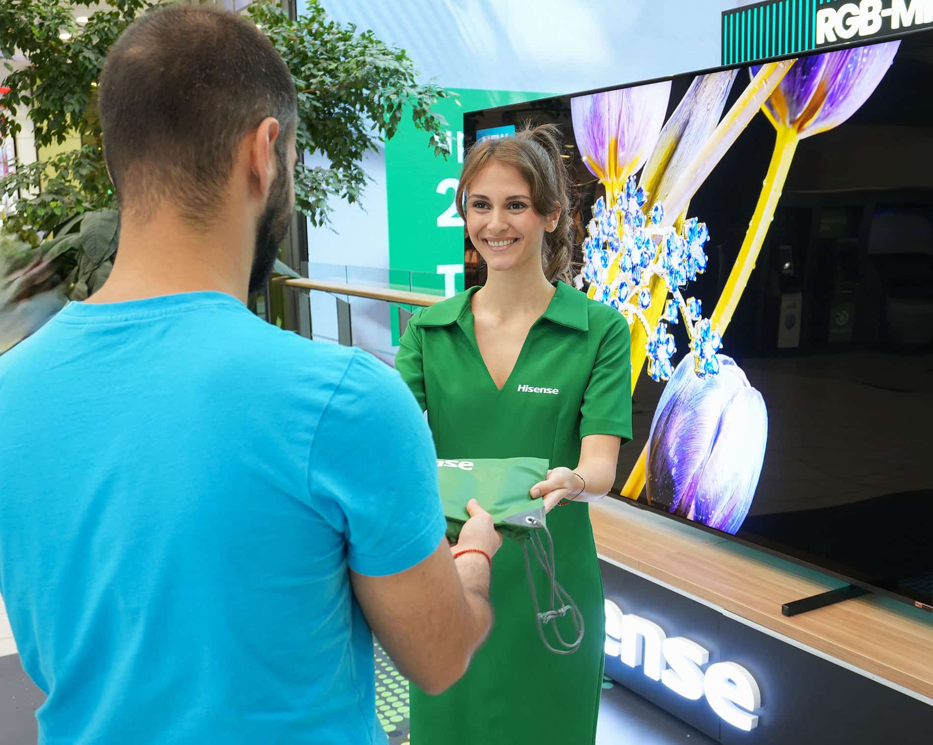Hisense показва бъдещето на телевизията в София: първият в света 116-инчов RGB MiniLED вече е тук