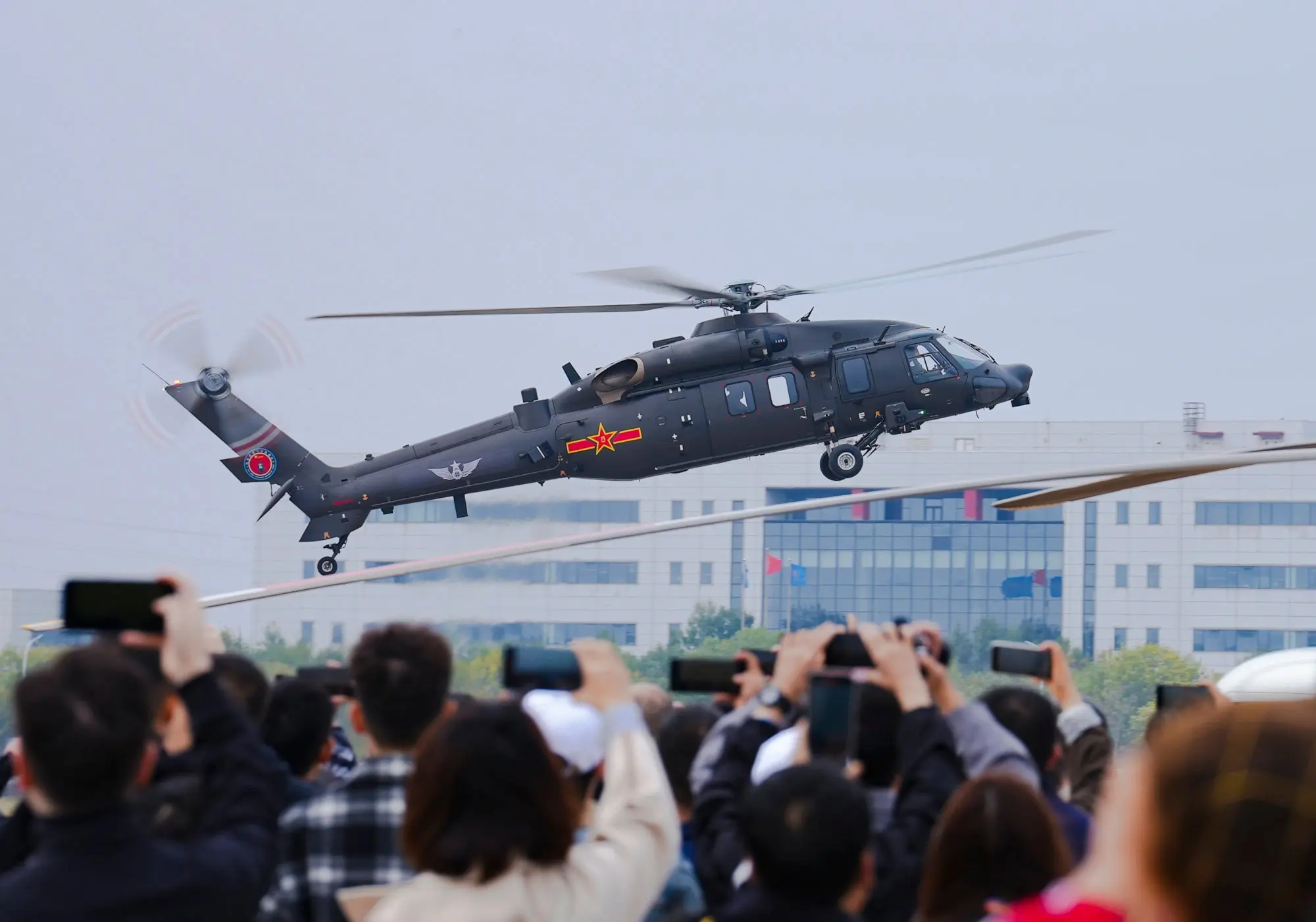 Китай е създал свой собствен Black Hawk? Какво е известно за новия боен хеликоптер Z-20T