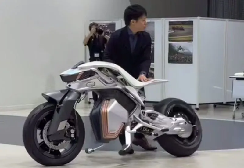 Yamaha показа нова версия на мотоциклета на бъдещето, който самостоятелно може да поддържа равновесие и да се движи без човешка помощ