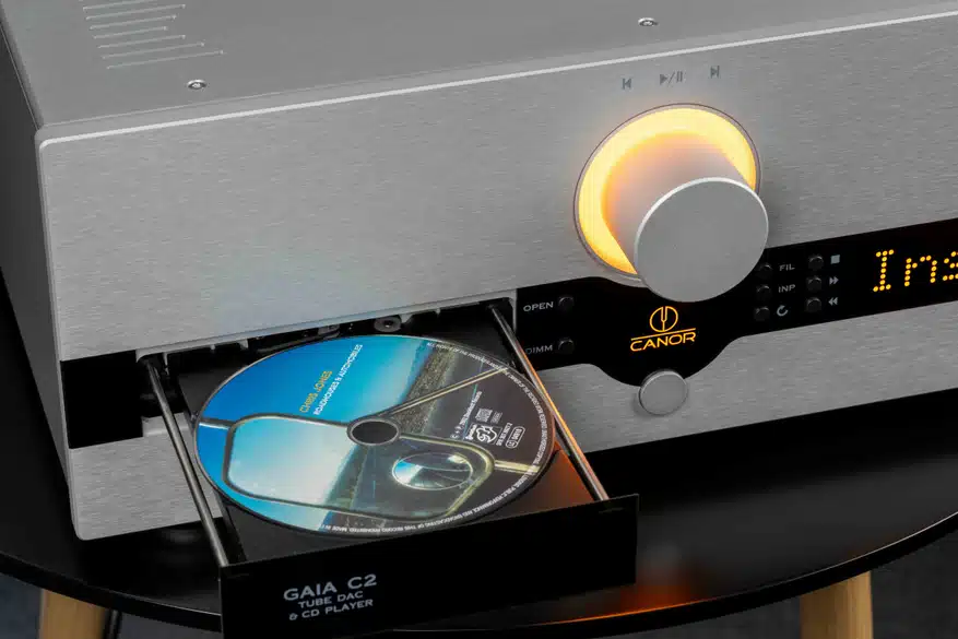 Представен е 18-килограмов DAC с пет радиолампи и CD устройство: Canor Gaia C2