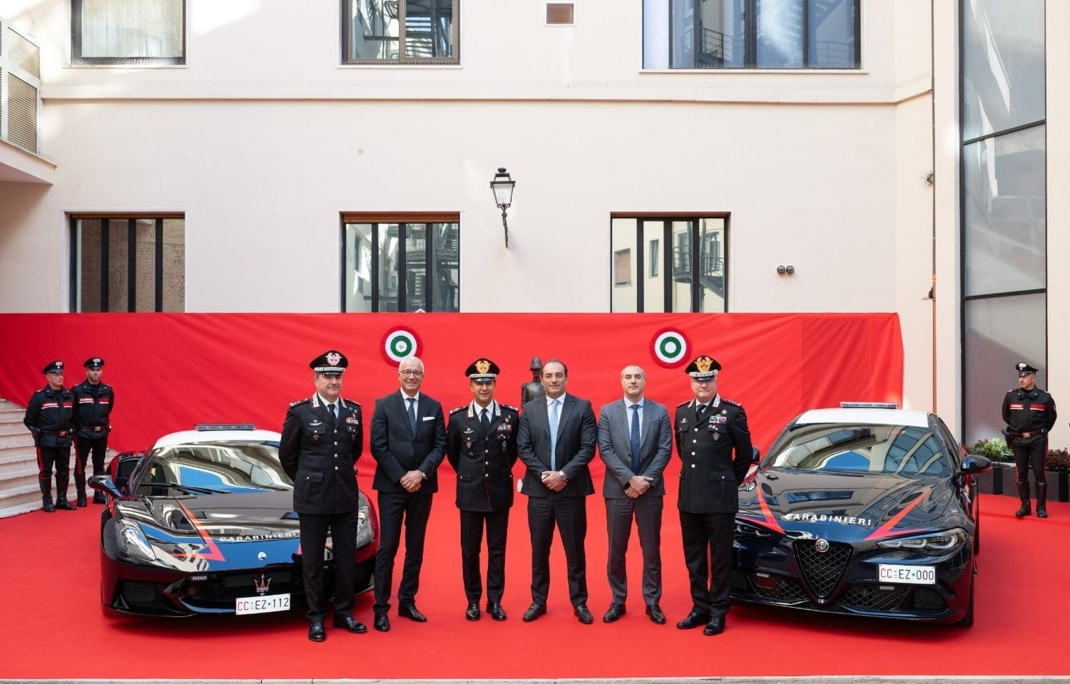Италианската полиция получи суперавтомобили Maserati и Alfa Romeo за спасяване на човешки животи