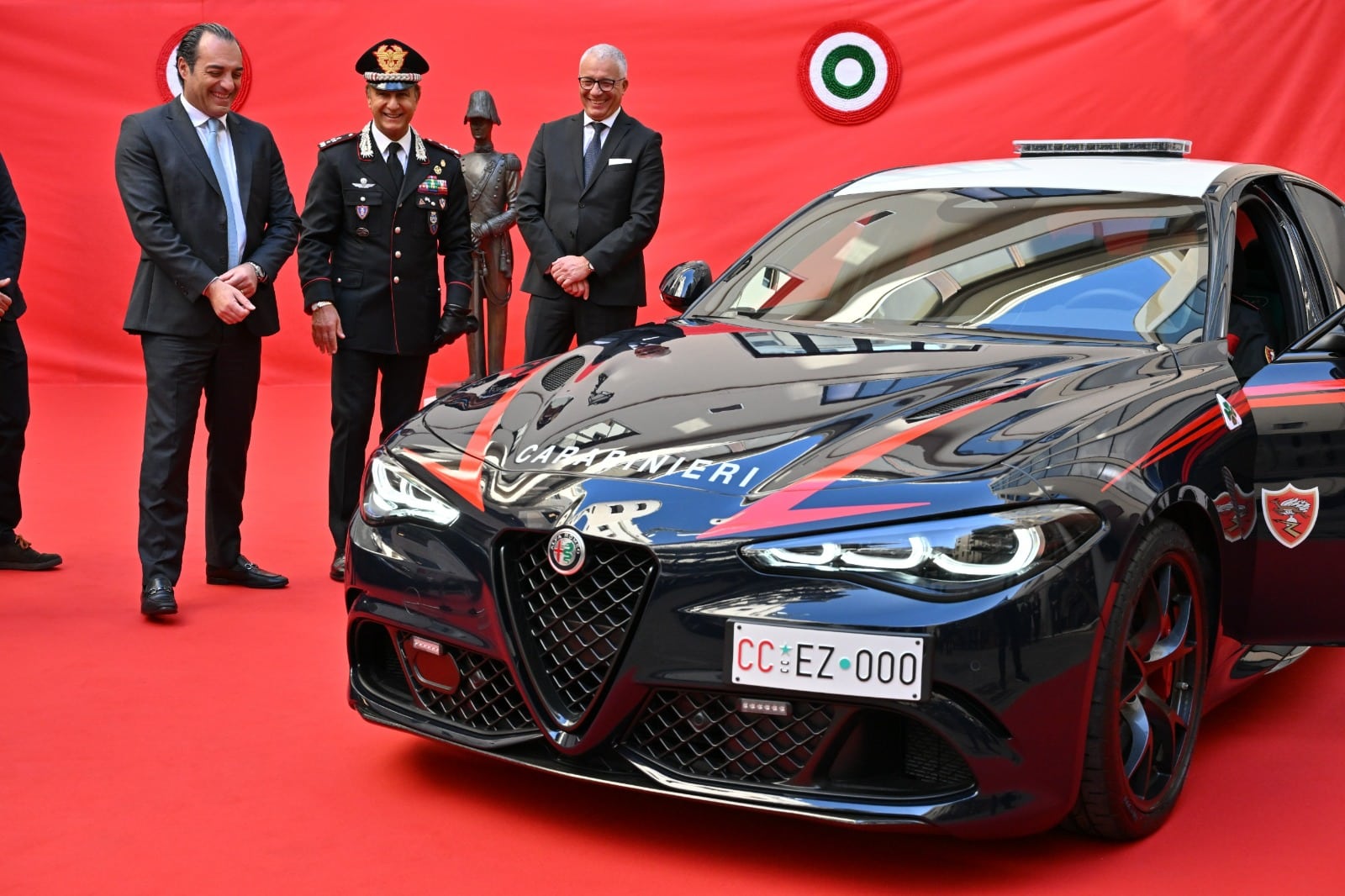 Италианската полиция получи суперавтомобили Maserati и Alfa Romeo за спасяване на човешки животи