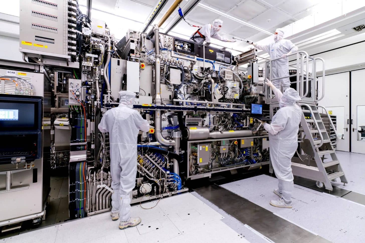Китайски инженери повредиха машина за чипове на ASML при обратно инженерство и потърсиха помощ от холандската компания