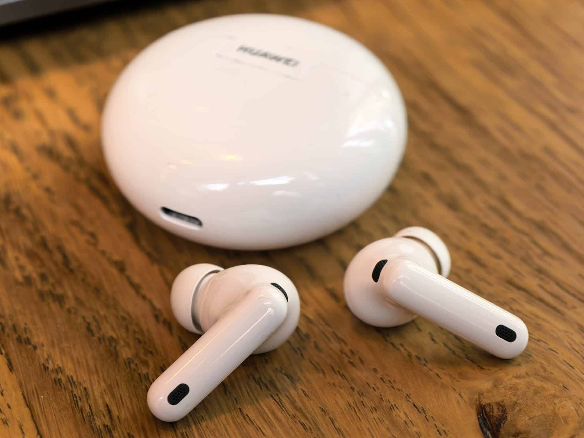 FreeBuds 7i: когато Huawei реши да направи достъпния клас луксозен