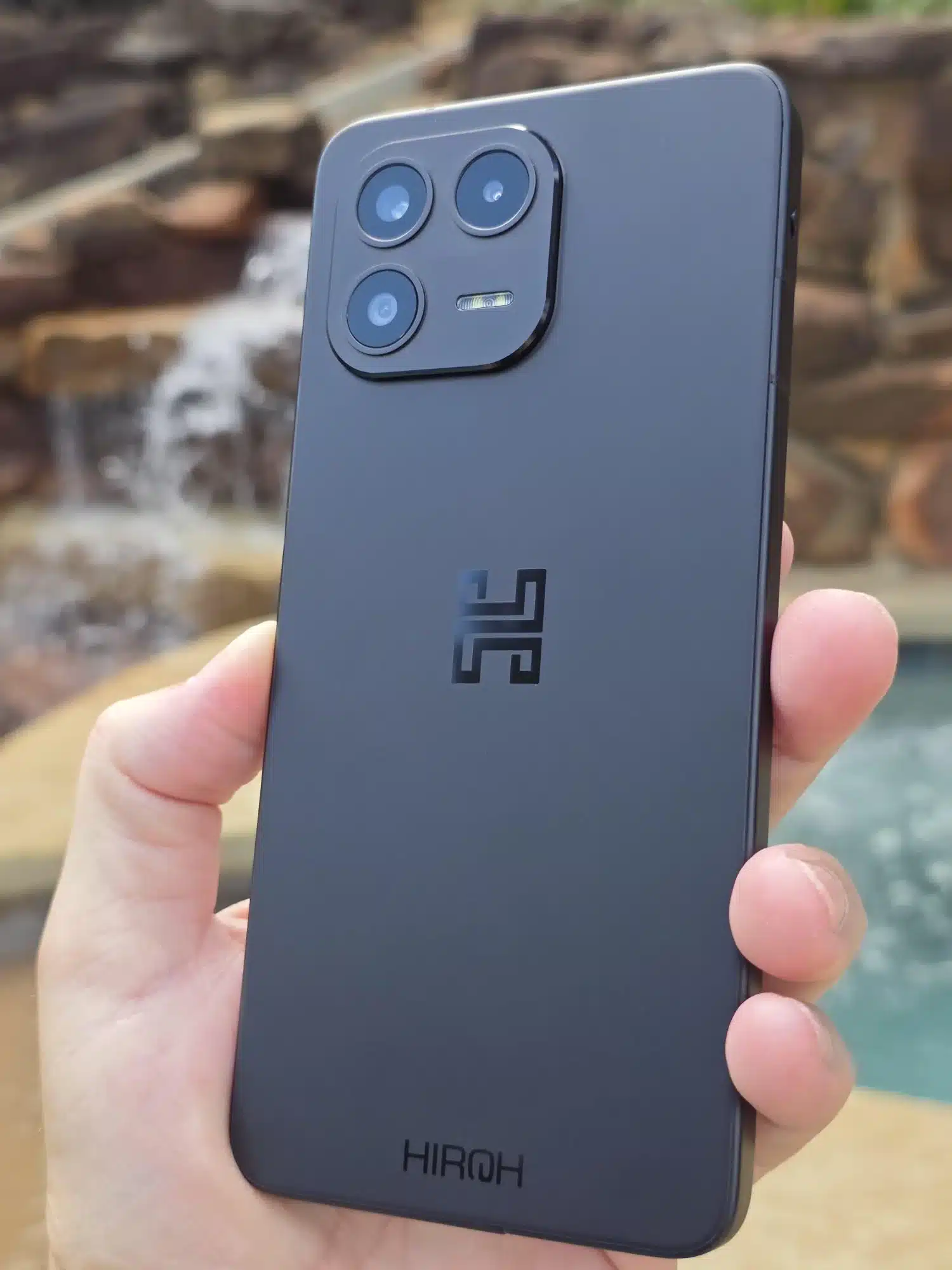 HIROH Phone – смартфон за ценителите на неприкосновеността с авариен превключвател на камерата, микрофона и безжичната връзка на цена 9