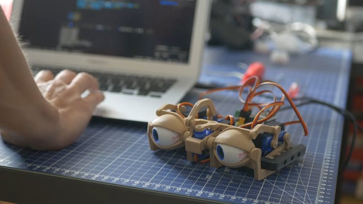 3D принтер разпечата лицето и изкуственият интелект му вдъхна живот – инженер аматьор създаде говореща глава, която спори като Аристотел