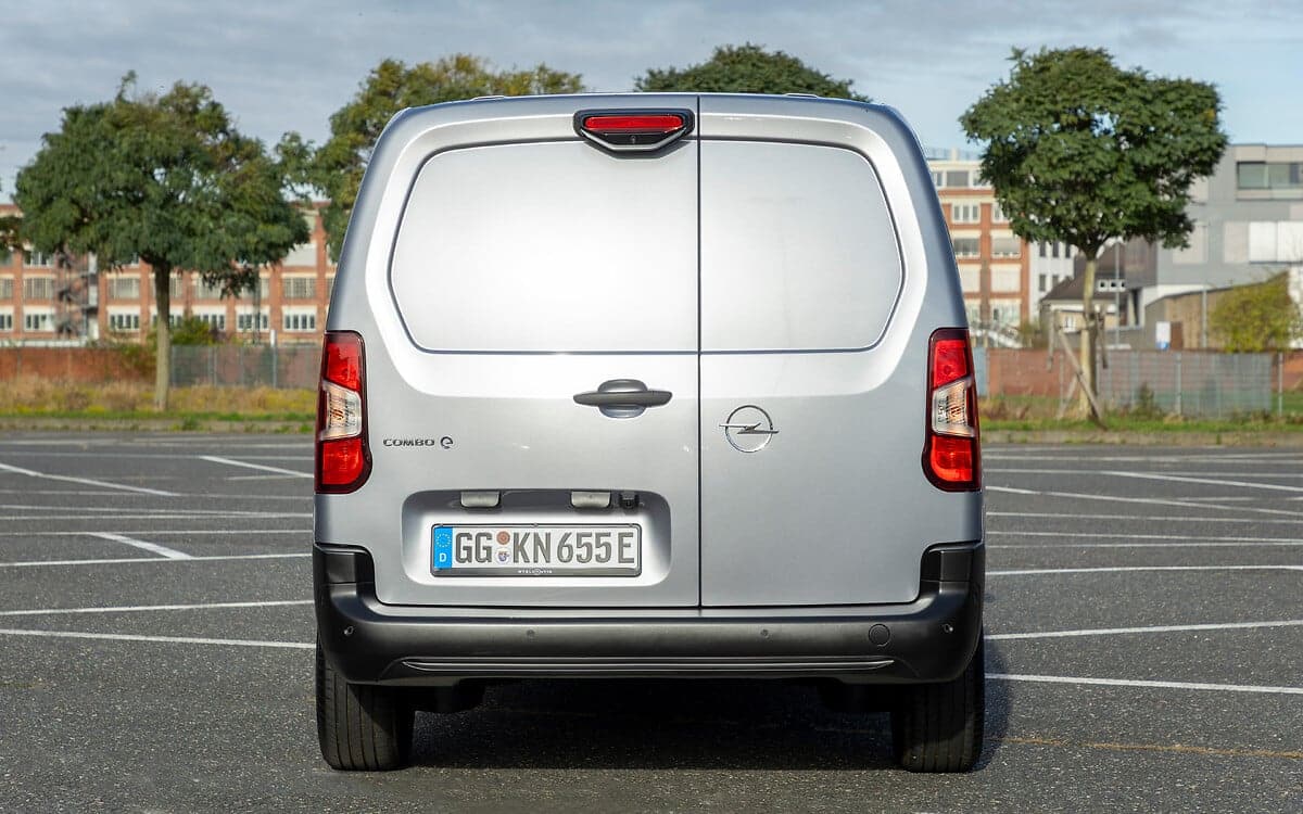 Opel Combo Electric получава нова система за фиксиране на товара, разработена съвместно с bott