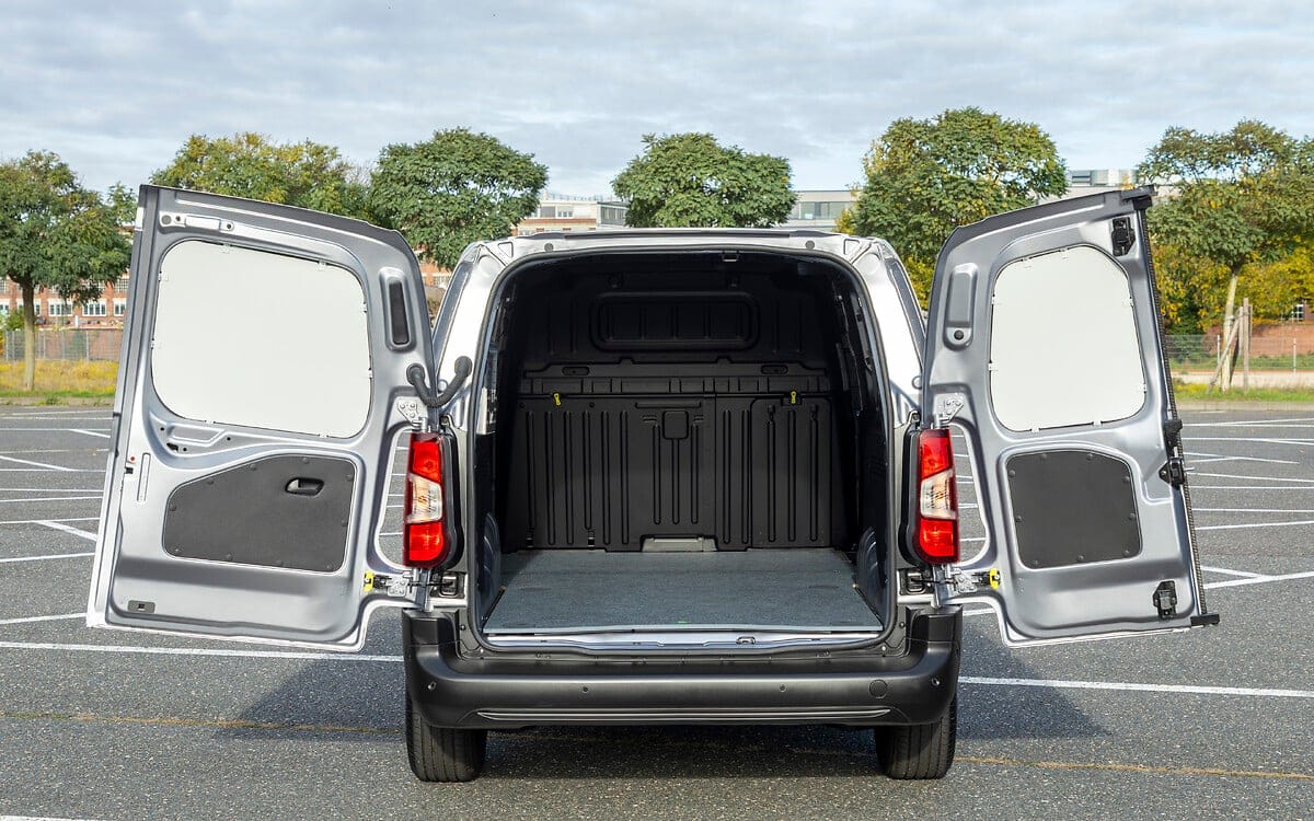 Opel Combo Electric получава нова система за фиксиране на товара, разработена съвместно с bott
