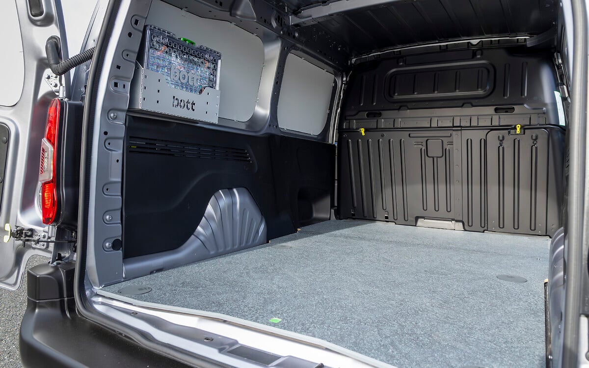 Opel Combo Electric получава нова система за фиксиране на товара, разработена съвместно с bott