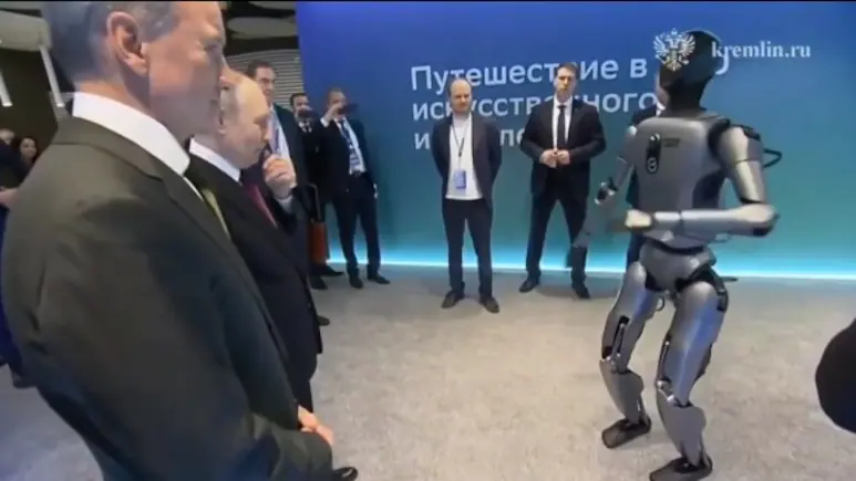 Руският AI робот Грин разговаря с Путин – и му показа как танцува
