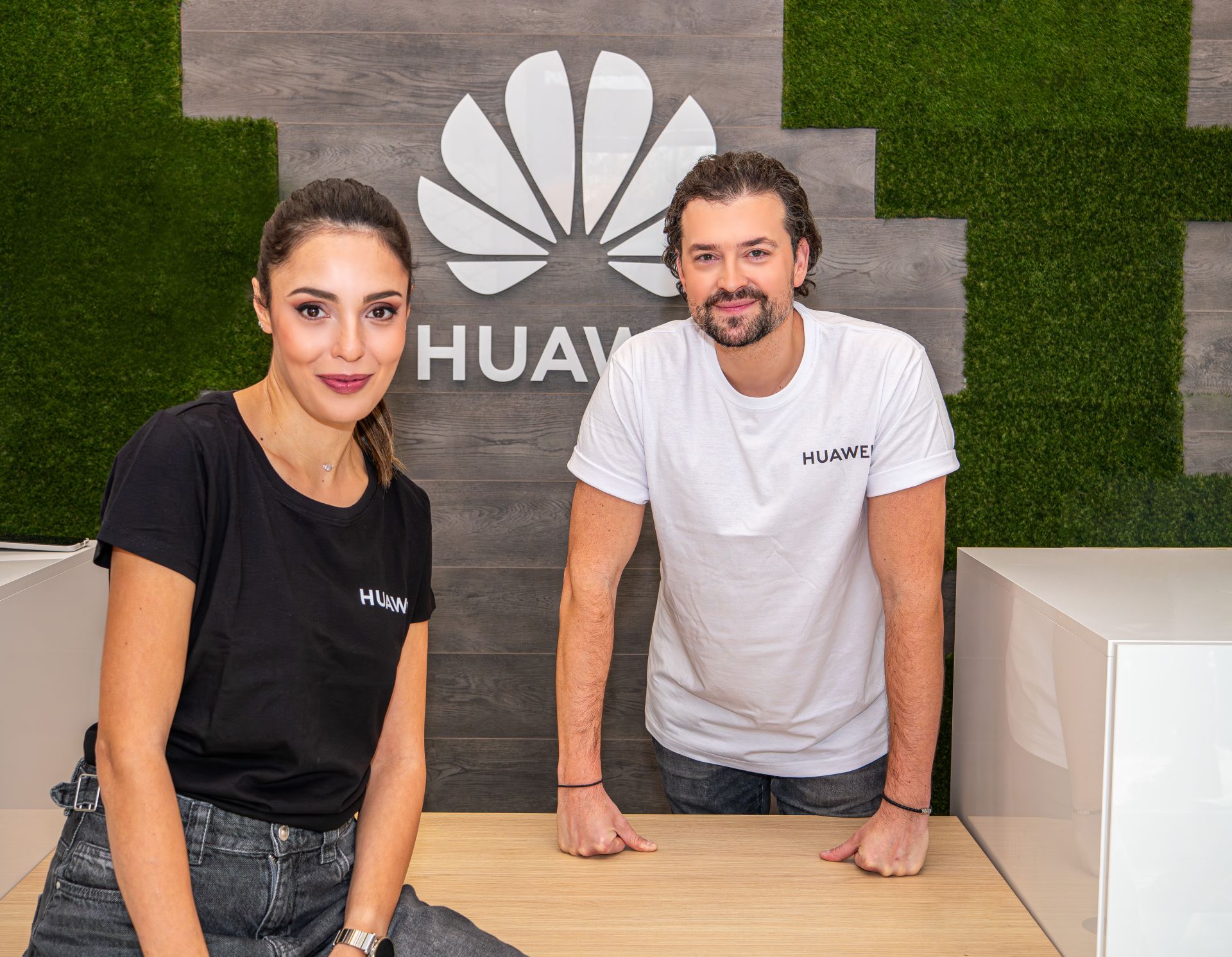 Втори пореден уикенд с инициатива на ЗОРА и HUAWEI за безплатно поставяне на протектори на смартфони и смартчасовници от всички марки и нови серии от поредицата с Евелин Костова и Владимир Зомбори в сервиза на Huawei
