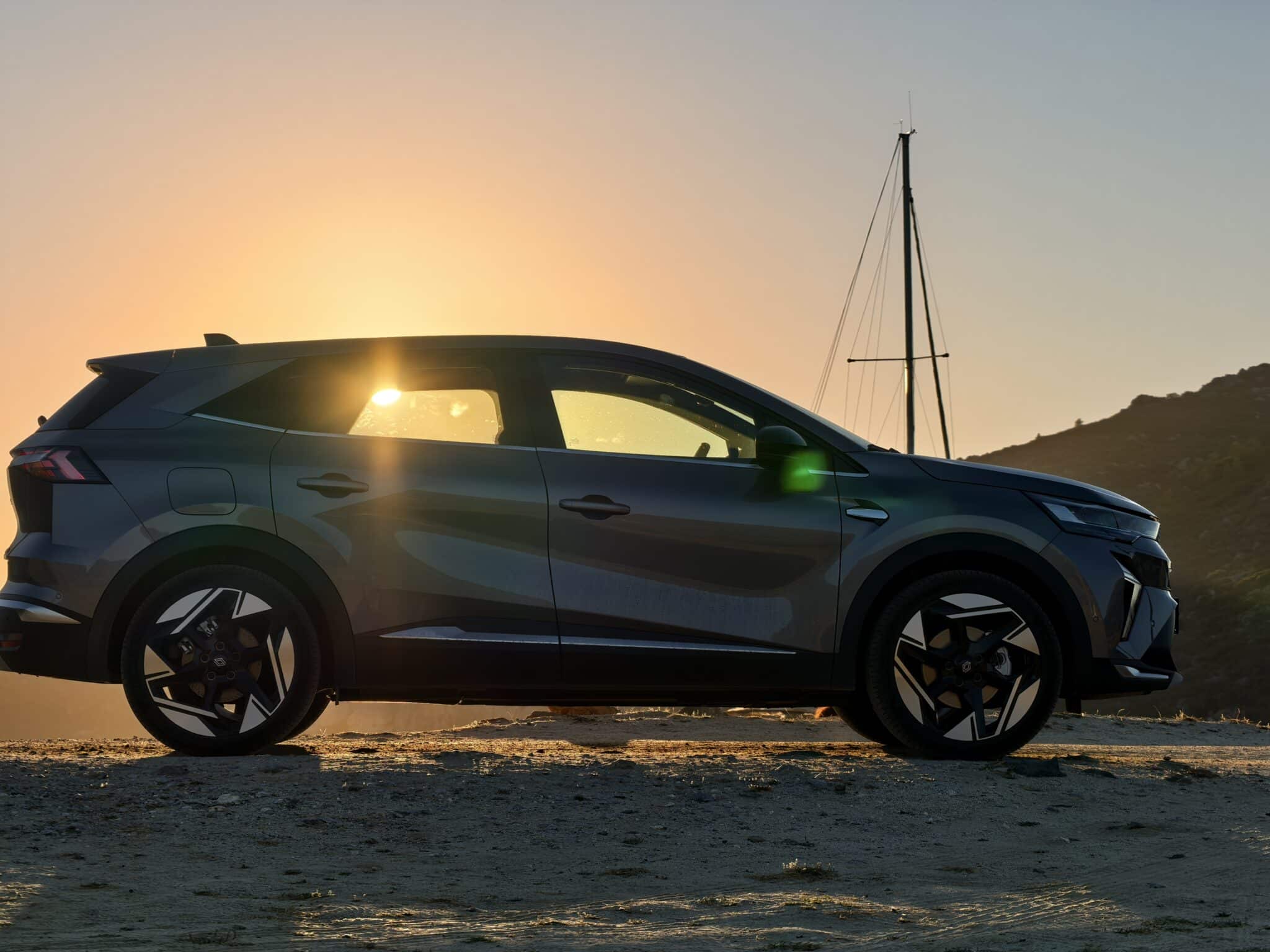 Renault Symbioz: новата дефиниция на „златната среда“ при SUV-овете