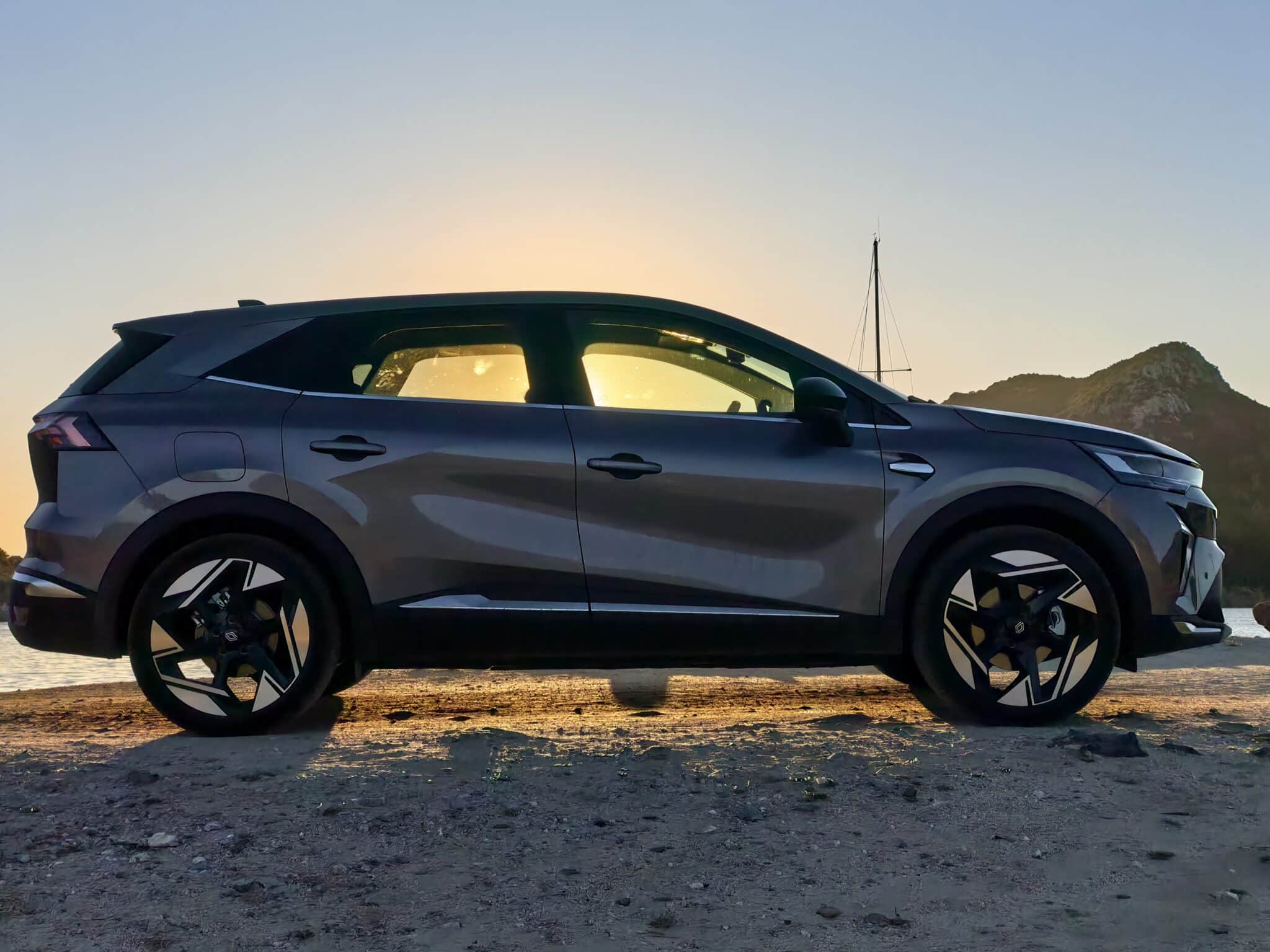 Renault Symbioz: новата дефиниция на „златната среда“ при SUV-овете