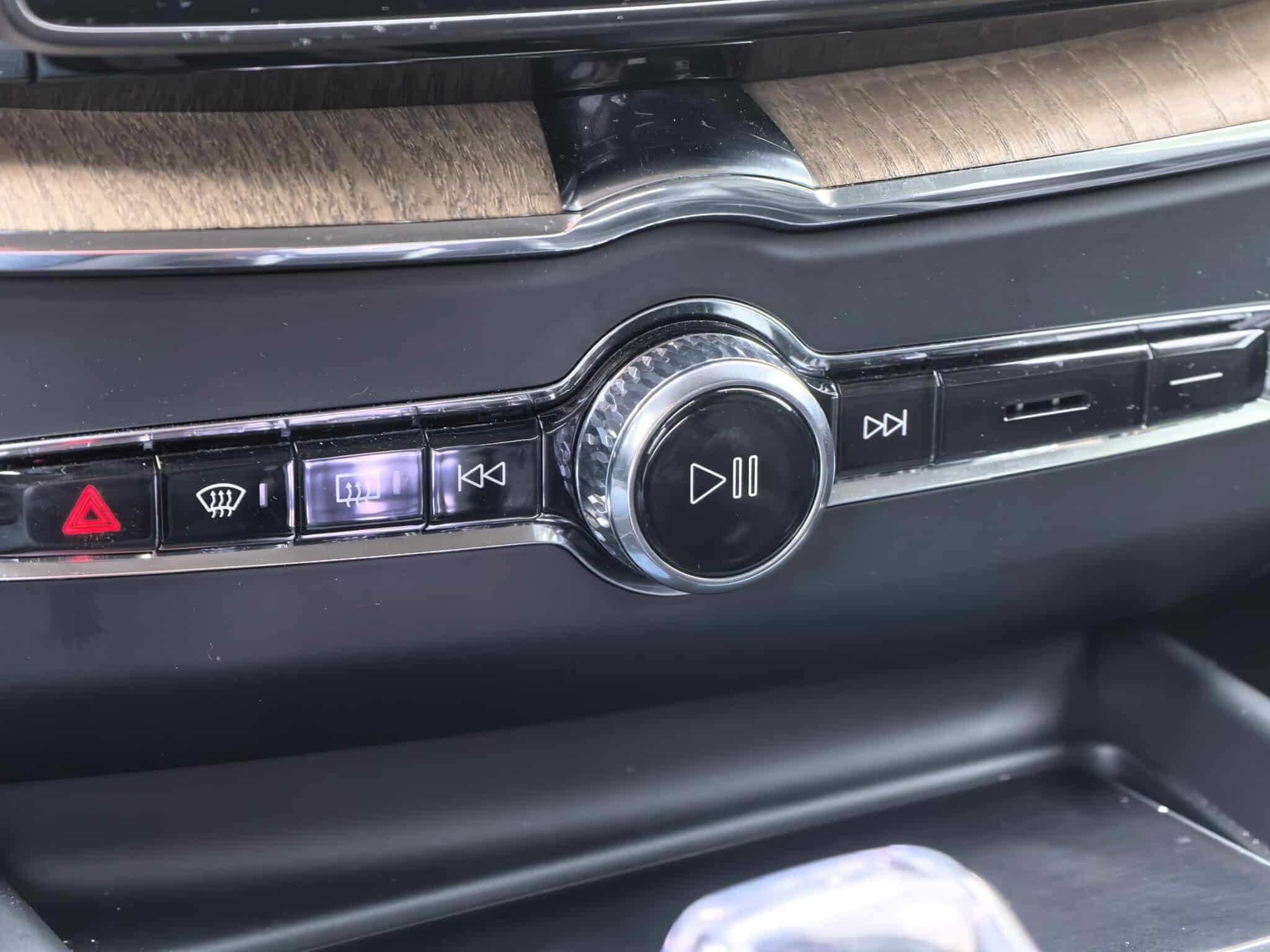 Volvo XC60 T8 PHEV: SUV за онези, които искат повече от самите себе си