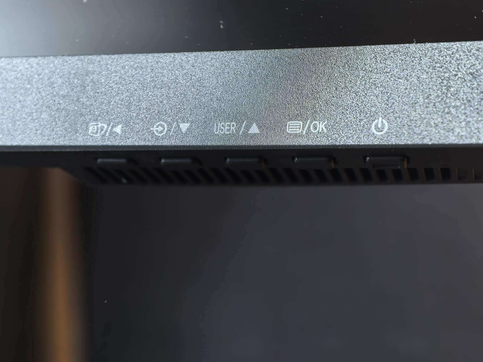 Philips 34B2U6603CH: Ултраширокият Thunderbolt 4 звяр, който превръща бюрото ви в професионално студио