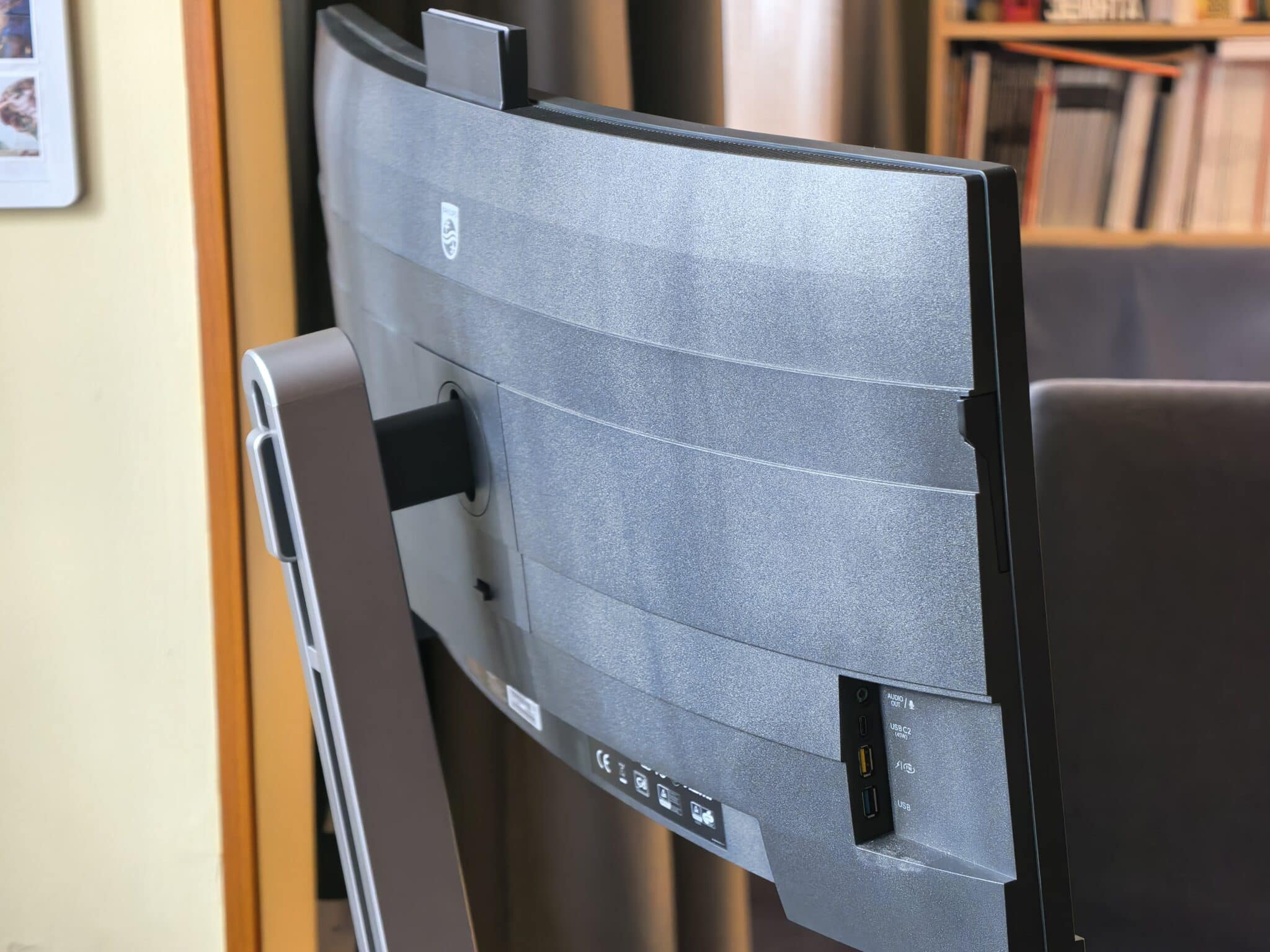 Philips 34B2U6603CH: Ултраширокият Thunderbolt 4 звяр, който превръща бюрото ви в професионално студио