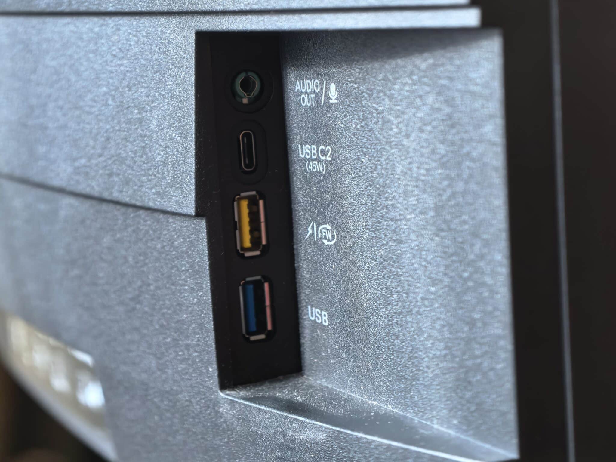 Philips 34B2U6603CH: Ултраширокият Thunderbolt 4 звяр, който превръща бюрото ви в професионално студио
