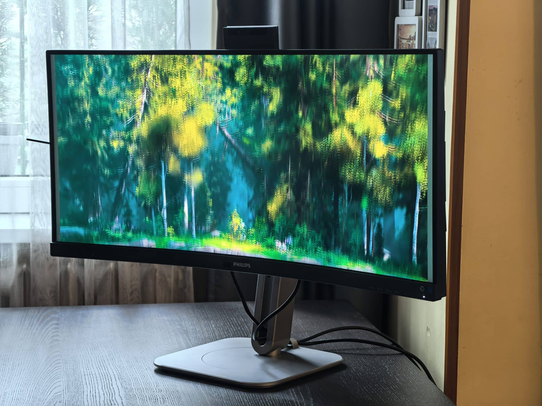 Philips 34B2U6603CH: Ултраширокият Thunderbolt 4 звяр, който превръща бюрото ви в професионално студио