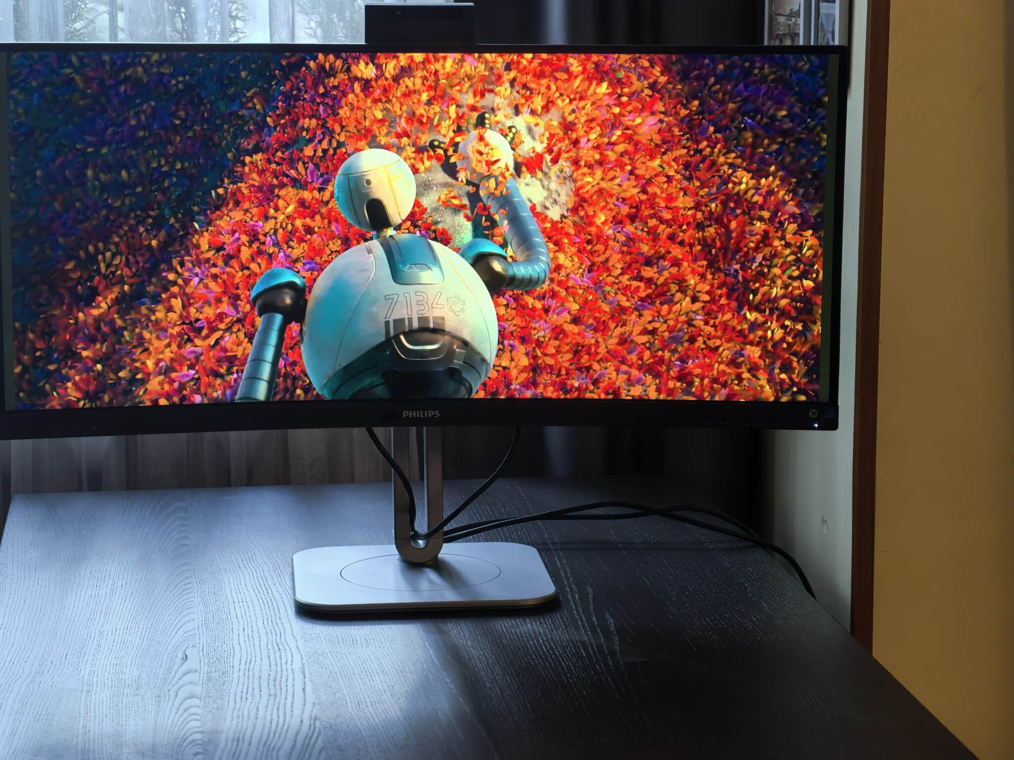 Philips 34B2U6603CH: Ултраширокият Thunderbolt 4 звяр, който превръща бюрото ви в професионално студио