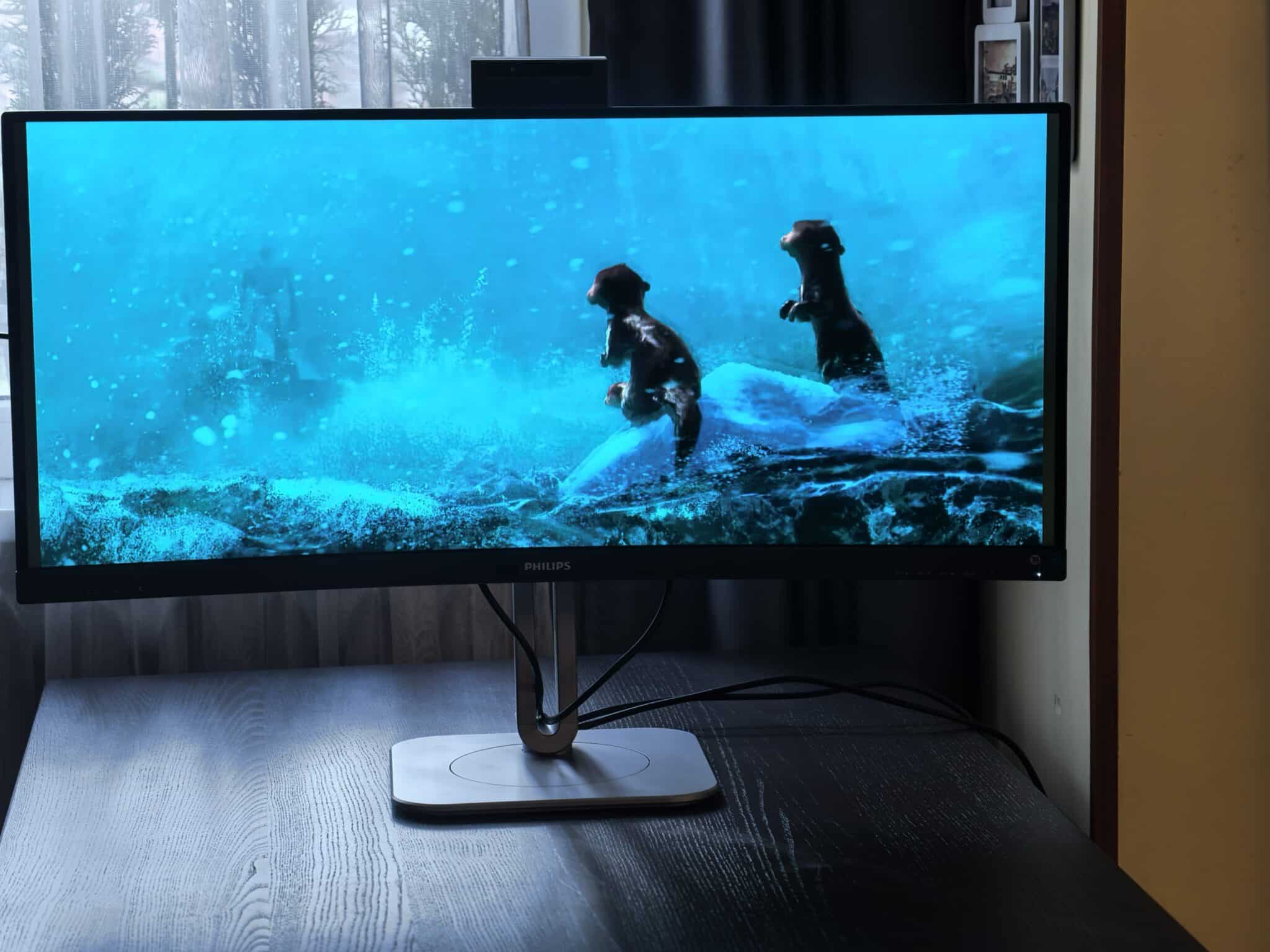 Philips 34B2U6603CH: Ултраширокият Thunderbolt 4 звяр, който превръща бюрото ви в професионално студио
