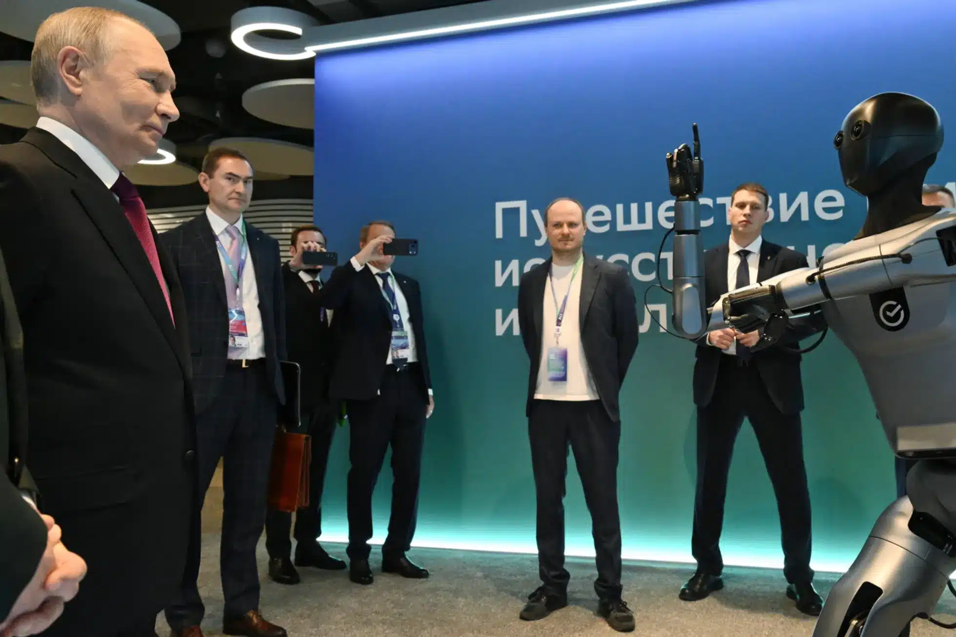 Руският AI робот Грин разговаря с Путин – и му показа как танцува