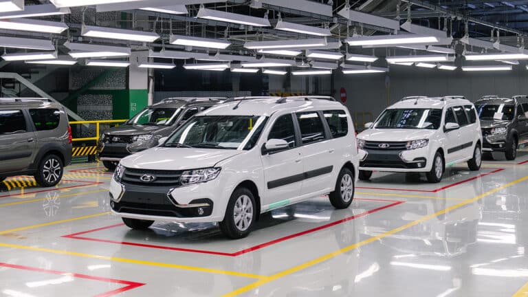 Русия спря продажбите на Lada Largus заради риск от блокиран волан