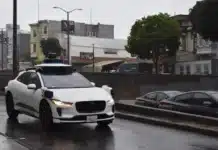 Безпилотни, но не и автономни: Waymo наема „затварачи на врати“ за роботизираните таксита