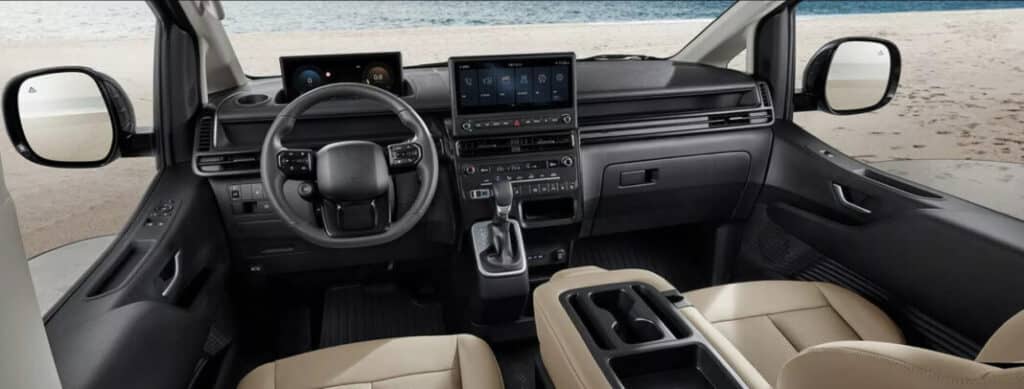 Hyundai обнови футуристичния миниван Staria: повече удобство, тишина и „живи“ бутони