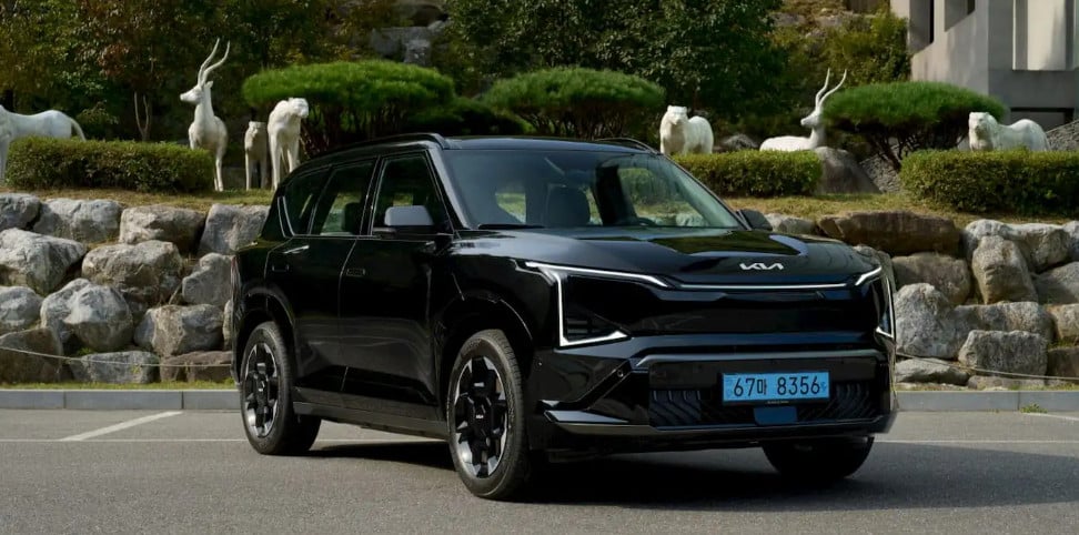 Спортният електрически кросоувър Kia EV5 GT е забелязан по пътищата преди официалната премиера