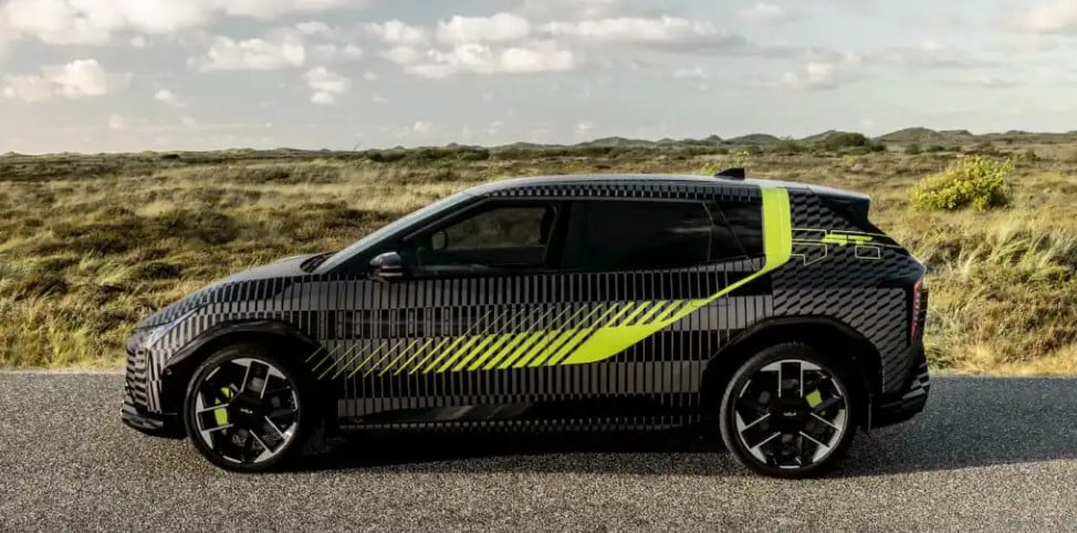 Спортният електрически кросоувър Kia EV5 GT е забелязан по пътищата преди официалната премиера