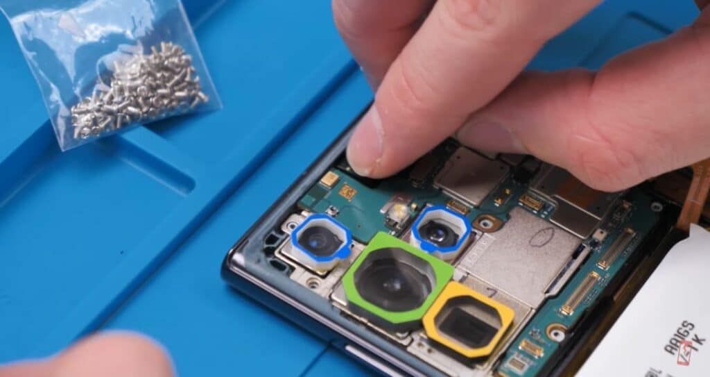 Ентусиаст сглоби евтин Samsung Galaxy S22 Ultra от китайски части