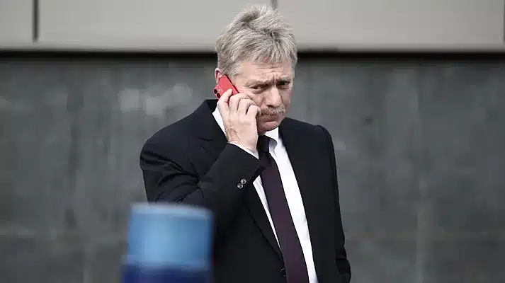 Песков отново с iPhone – този път 17 Pro. Забранява ги, предупреждава за опасностите… но не се разделя с тях