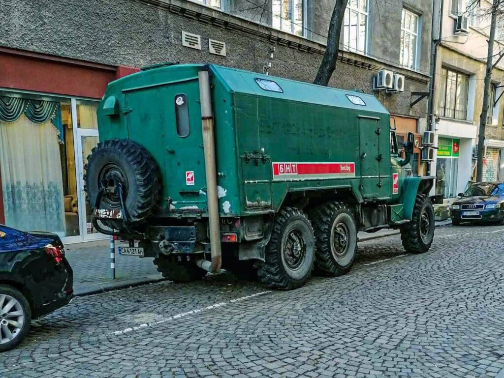 Камиони от 80-те пазят ефира на България: Урал, Камаз и Чавдар излизат на пост за Нова година в София