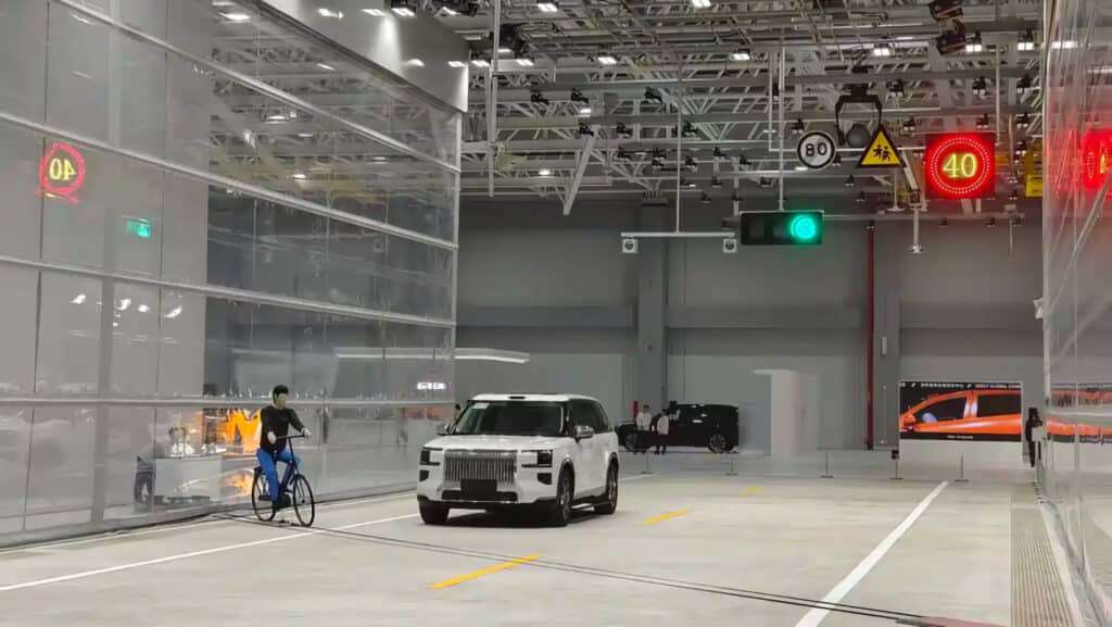 Geely откри най-голямата в света лаборатория за автомобилна безопасност – площта ѝ е по-голяма от 10 футболни игрища