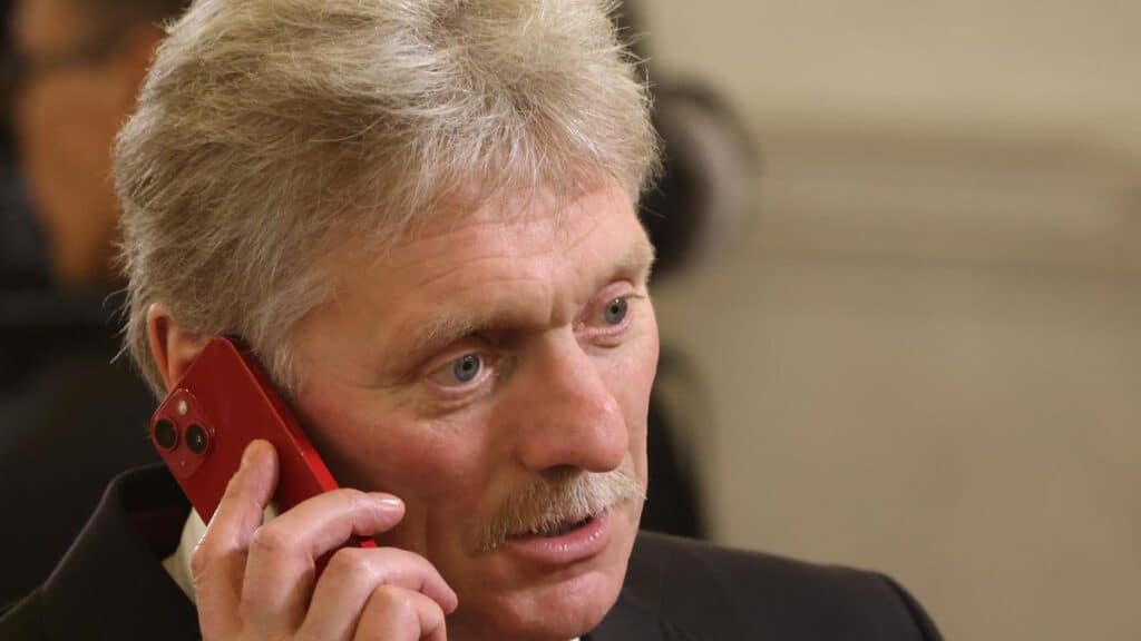 Песков отново с iPhone – този път 17 Pro. Забранява ги, предупреждава за опасностите… но не се разделя с тях