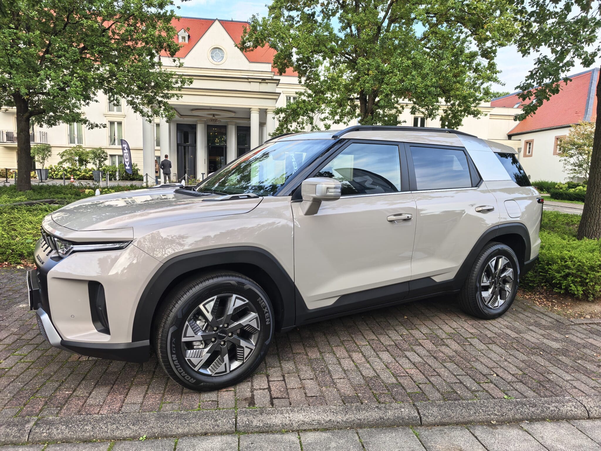 KGM Torres HEV: SUV от Корея, който не просто иска да навакса, а да изпревари
