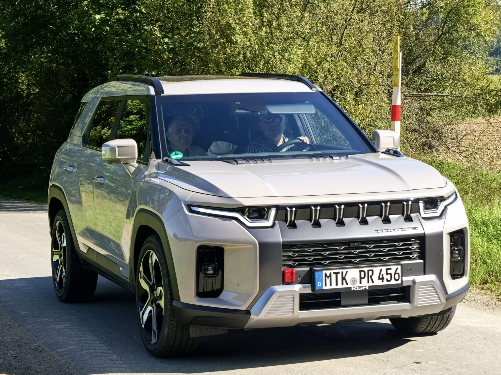 KGM Torres HEV: SUV от Корея, който не просто иска да навакса, а да изпревари