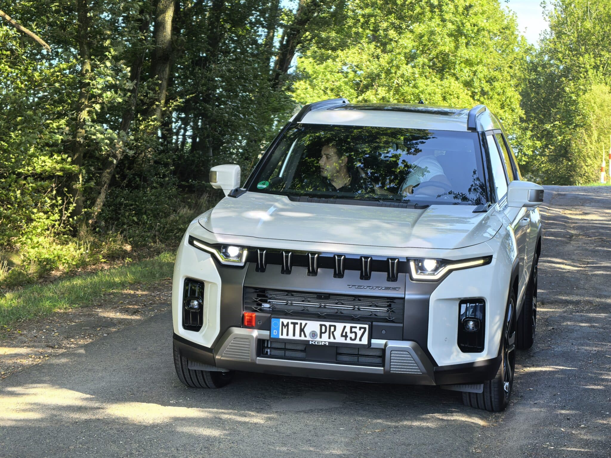 KGM Torres HEV: SUV от Корея, който не просто иска да навакса, а да изпревари