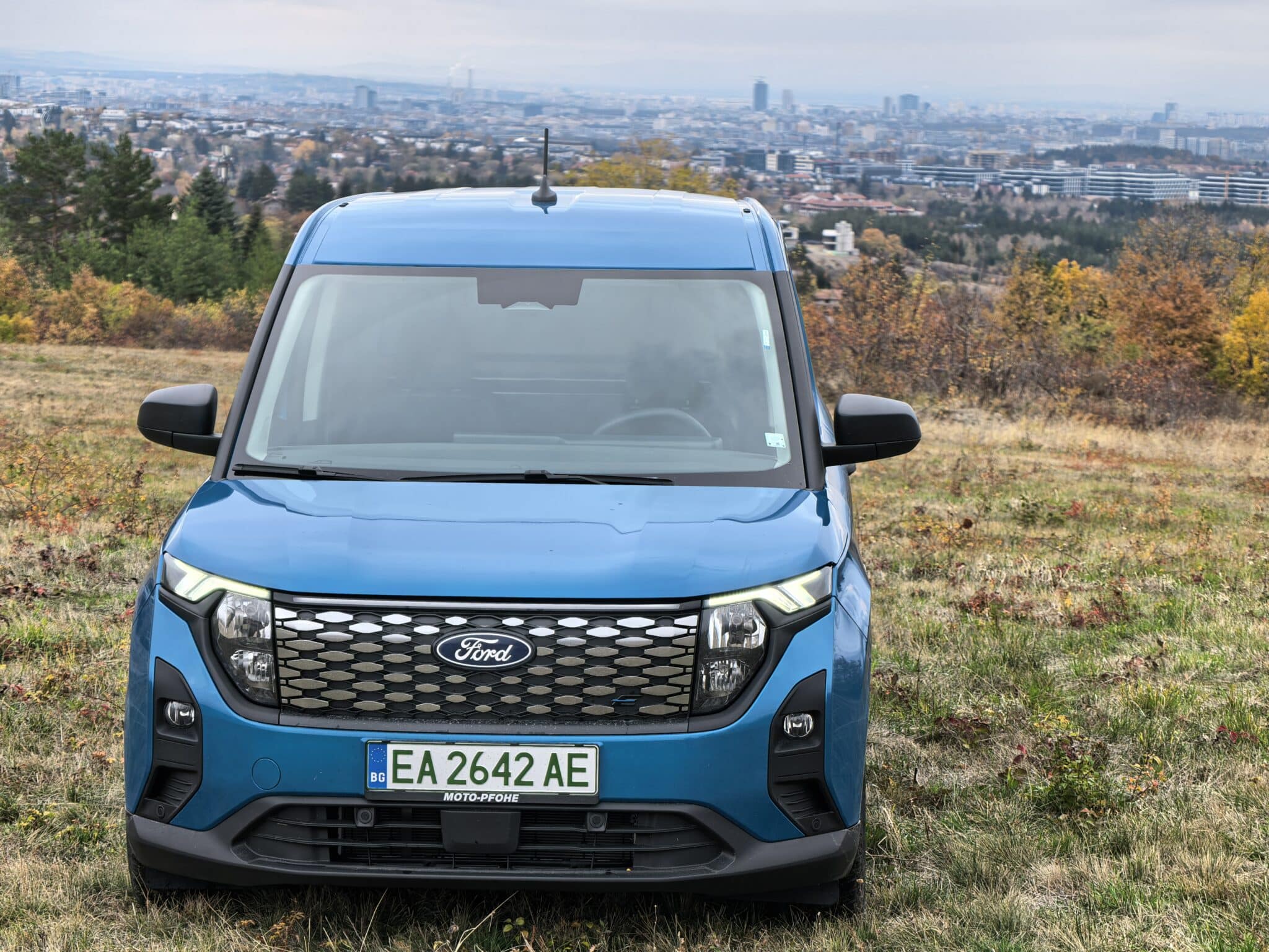 Защо дизеловите бусове вече изостават: тест на Ford E-Courier в реални условия в София